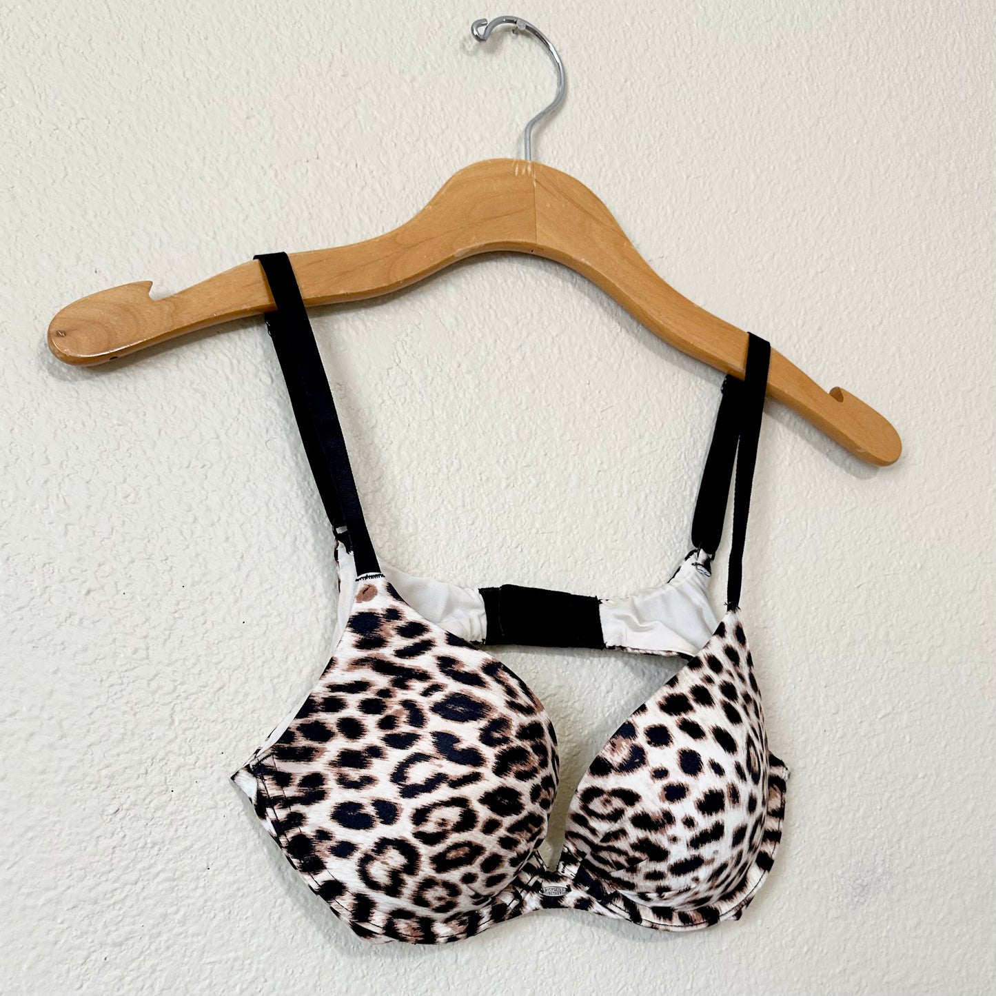 Victoria’s Secret Fabulous Plunge Bra | 34B