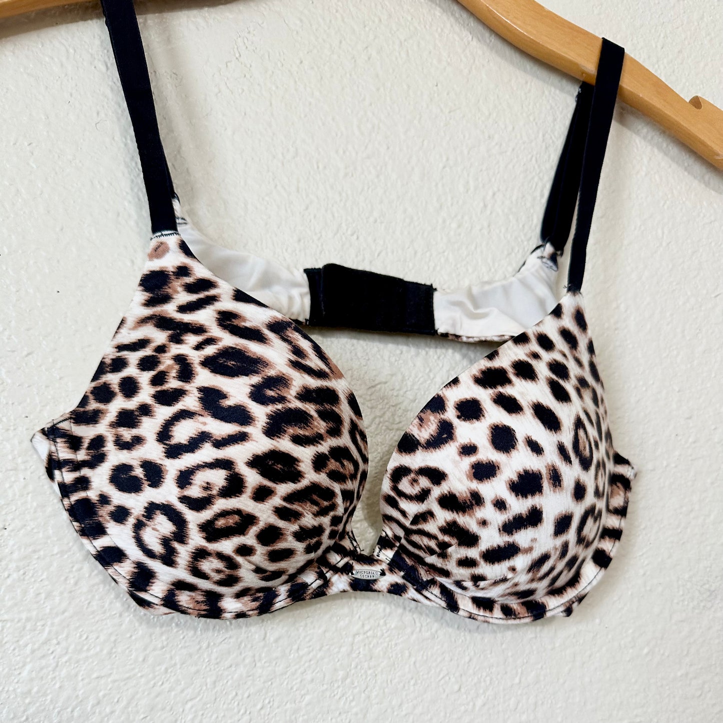 Victoria’s Secret Fabulous Plunge Bra | 34B