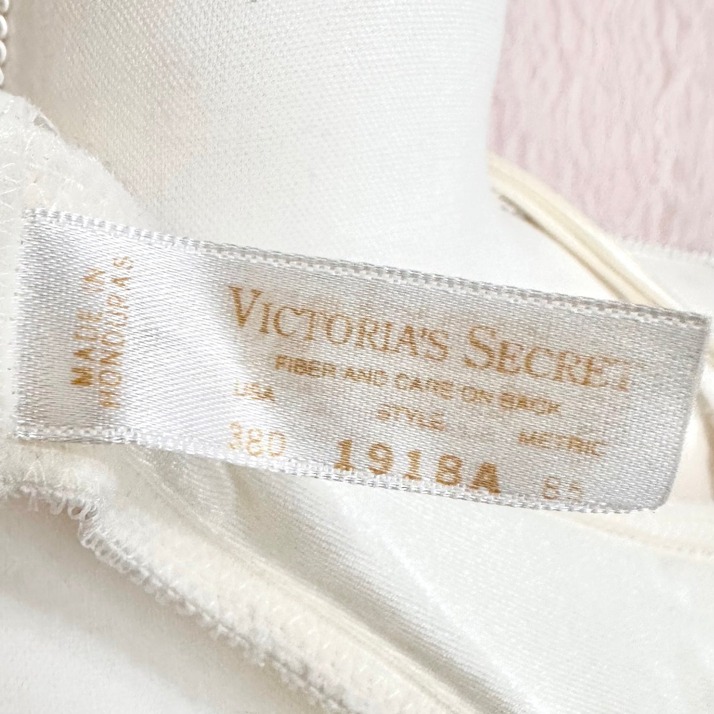 Victoria’s Secret Gold Label Vintage Lace Bra | 38D