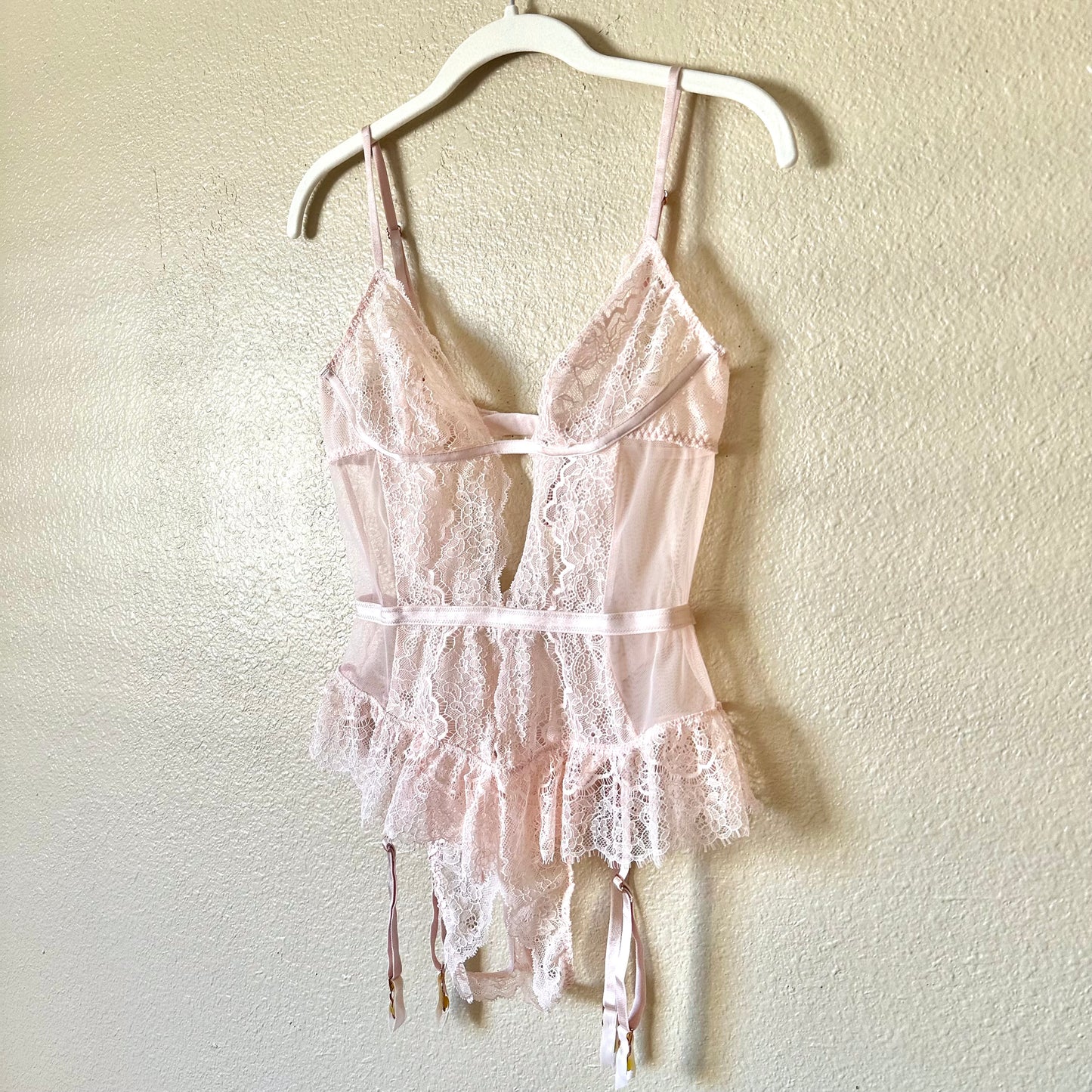 x Sold x Victoria’s Secret Light Pink Lace Ruffle Crotchless Teddy | M