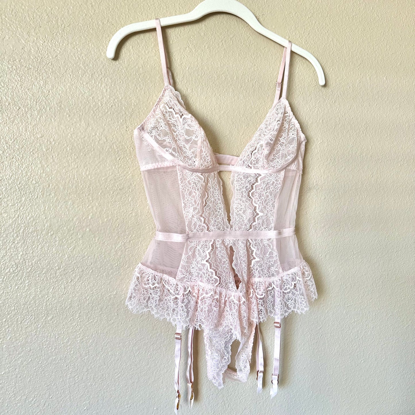 x Sold x Victoria’s Secret Light Pink Lace Ruffle Crotchless Teddy | M