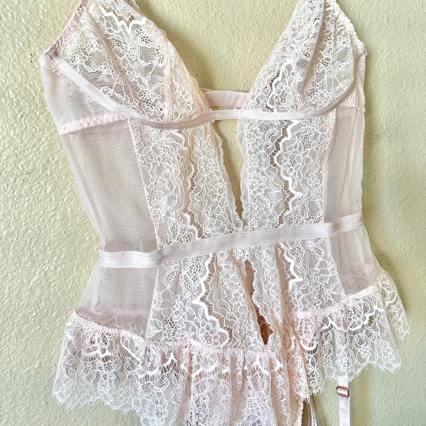 x Sold x Victoria’s Secret Light Pink Lace Ruffle Crotchless Teddy | M