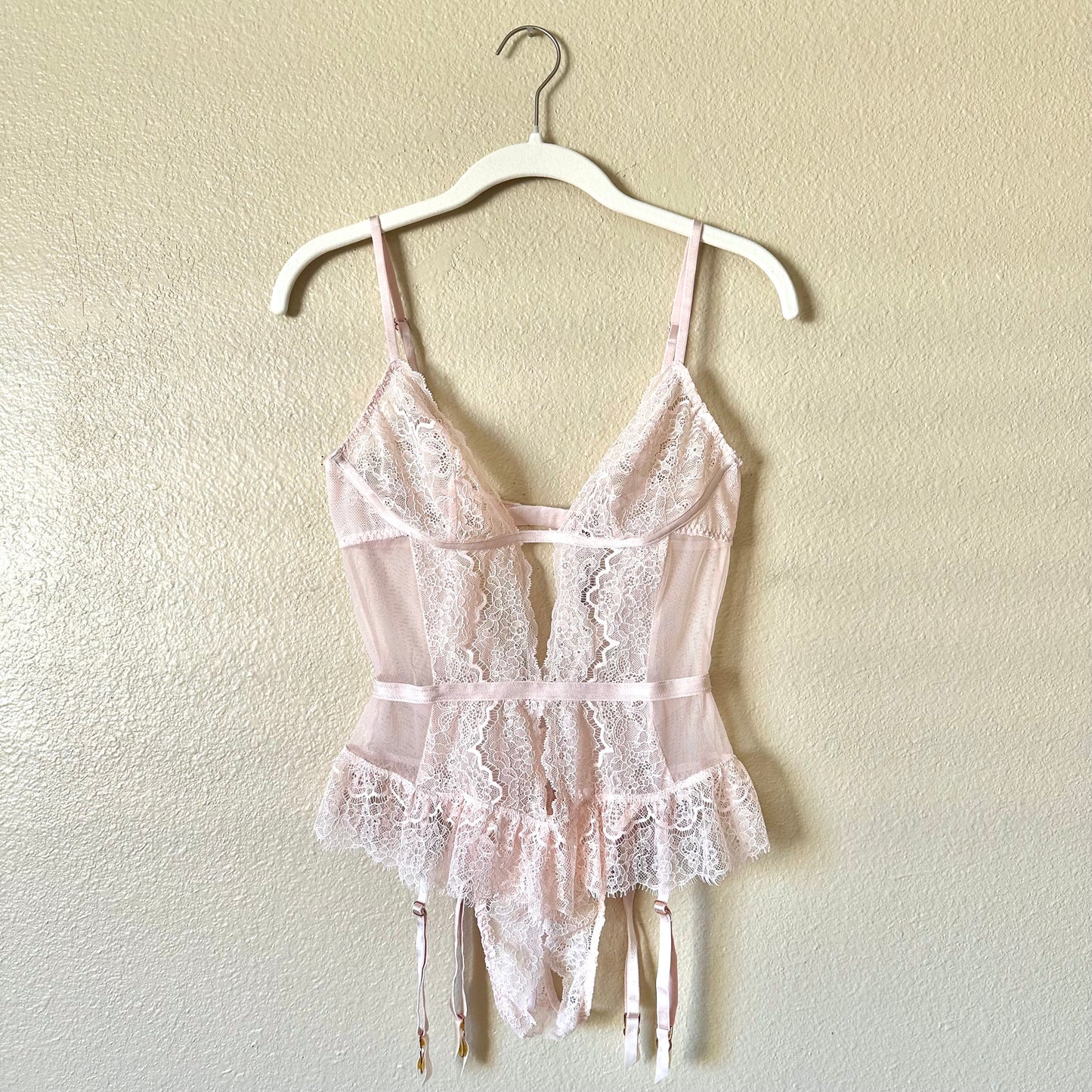 x Sold x Victoria’s Secret Light Pink Lace Ruffle Crotchless Teddy | M